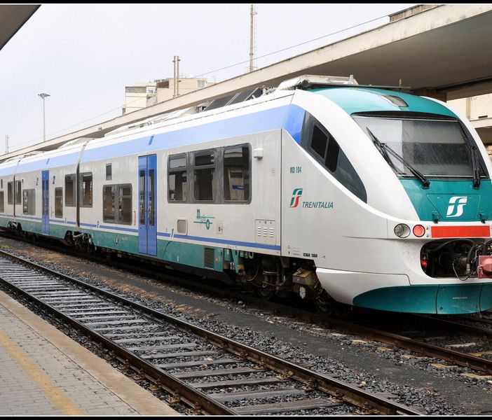 Treno fermo al binario