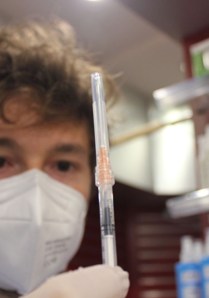 farmacista con dose di vaccino