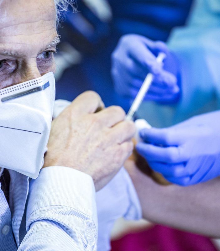 Un anziano si sottopone al vaccino Pfizer anti-Covid