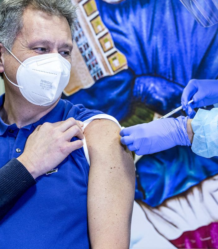 Un uomo vaccinato contro il Covid