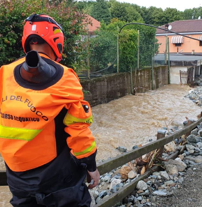 Maltempo e disagi: frana sulla strada verso Pino Torinese, si passa dal Pino Vecchio. Allagamenti a San Mauro