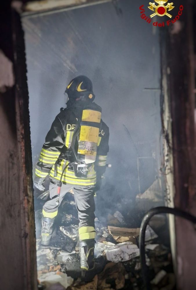 A fuoco un garage a Strambino: una persona ferita, pompieri in azione