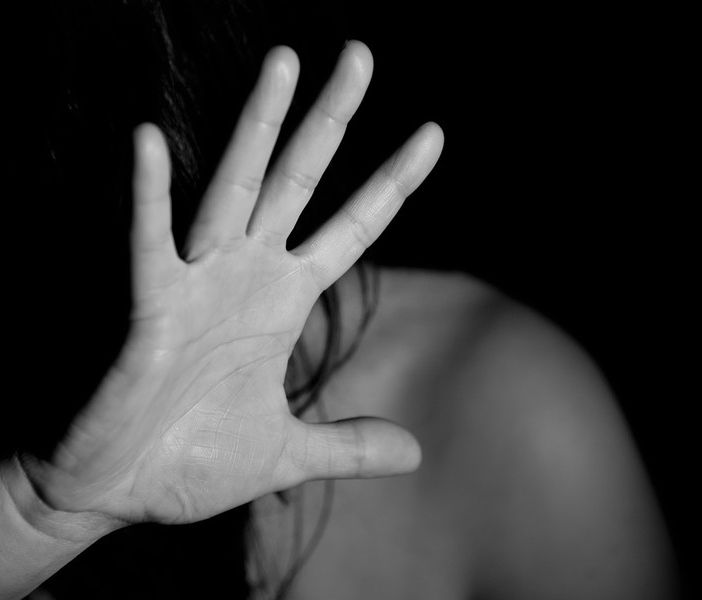 Aggredisce moglie e figlio con martelli a Chivasso: 4 arresti per maltrattamenti in famiglia in 48 ore