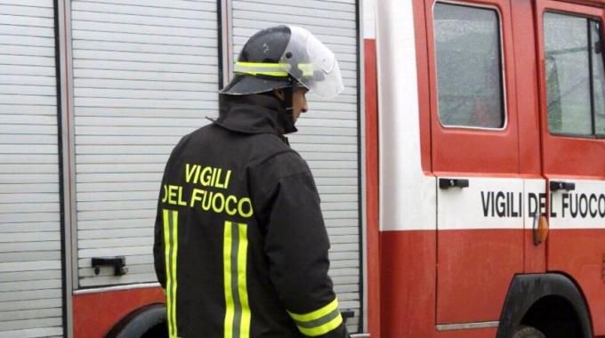 Settimo, sbaglia manovra e finisce incastrata nella passerella pedonale