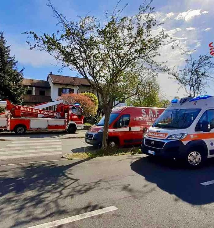 Ivrea, i vigili del fuoco soccorrono una paziente a casa portandola fuori con un sistema di funi con barella