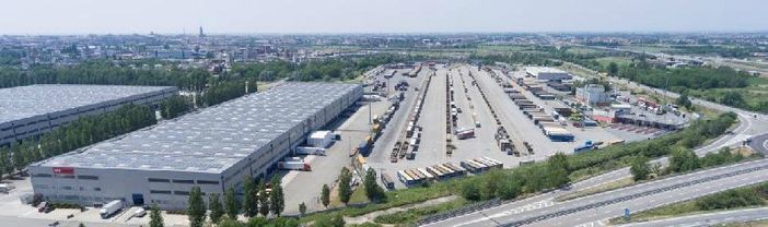 Polo logistico con camion parcheggiati e merci