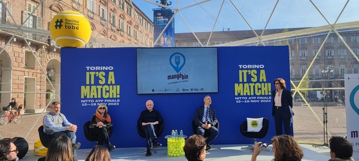 Presentazione all'interno della palla trasparente piazza Castello Presentazione all'interno della palla trasparente piazza Castello