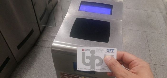 mano mostra abbonamento gtt bip card davanti all'ingresso della metro mano mostra abbonamento gtt bip card davanti all'ingresso della metro