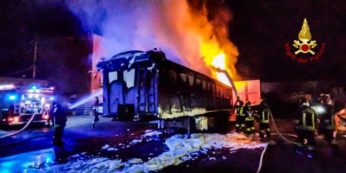 A fuoco ditta di rifiuti a Castellamonte, i pompieri domano le fiamme A fuoco ditta di rifiuti a Castellamonte, i pompieri domano le fiamme