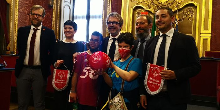 Special Olympics, la torcia arriva (simbolicamente) in Sala Rossa. A Torino dal 4 giugno tremila atleti e 20 discipline [VIDEO]
