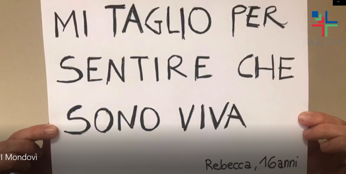 cartello scritto da giovane sofferente