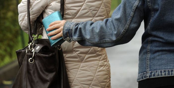 borseggiatore sfila un portafoglio borseggiatore sfila un portafoglio