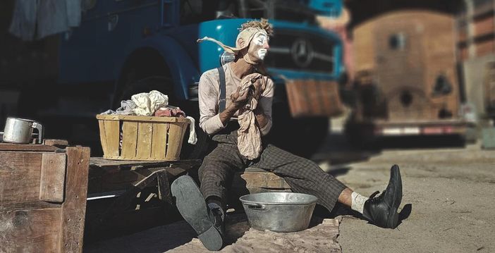 Spettacolo di circo contemporaneo con artista seduto per terra Spettacolo di circo contemporaneo con artista seduto per terra