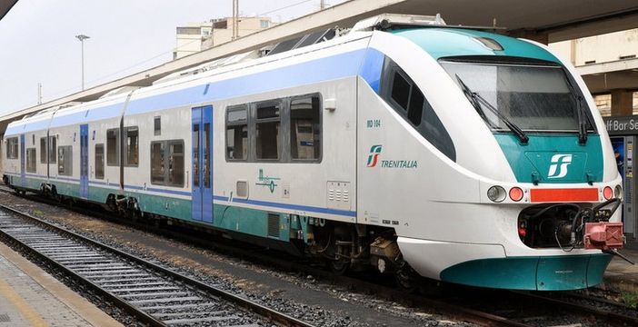 Chivasso, tenta di salire sul treno al volo forzando l'apertura delle porte: denunciato