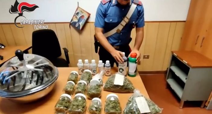 Per tutti erano un magazziniere e un antiquario: in realtà spacciavano droga. Sequestrati 1,5 kg di stupefacenti Per tutti erano un magazziniere e un antiquario: in realtà spacciavano droga. Sequestrati 1,5 kg di stupefacenti