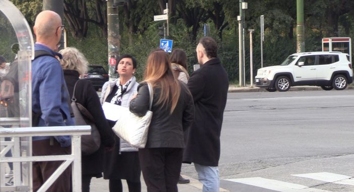 Persone davanti al tribunale di Torino