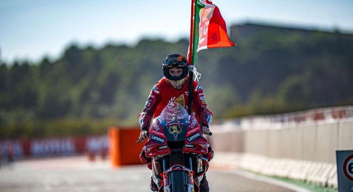 Bagnaia più forte della sfortuna: vince a Jerez e riapre il Mondiale