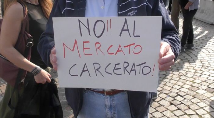 A Torino la rabbia degli ambulanti: “Basta prenderci in giro, con queste regole non sopravviviamo” [FOTO e VIDEO]