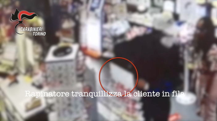 Il “rapinatore gentiluomo” tranquillizza i clienti prima dei colpi ma non sfugge ai carabinieri e viene arrestato