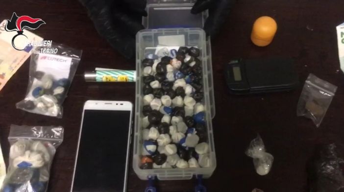 Cocaina nascosta tra la biancheria sporca del ristorante e negli slip: carabinieri arrestano due pusher Cocaina nascosta tra la biancheria sporca del ristorante e negli slip: carabinieri arrestano due pusher