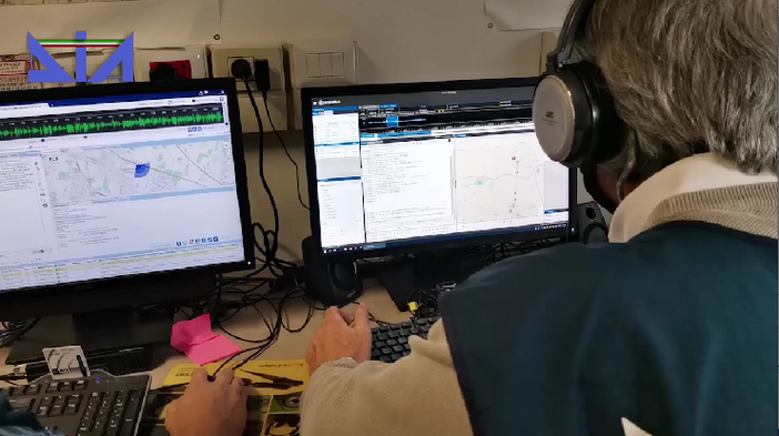 Agenti della Dia di fronte allo schermo di alcuni computer