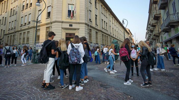 studenti fuori da una scuola di Torino