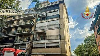 Torino, esplosione in condominio a Collegno: due feriti, evacuata la palazzina Torino, esplosione in condominio a Collegno: due feriti, evacuata la palazzina