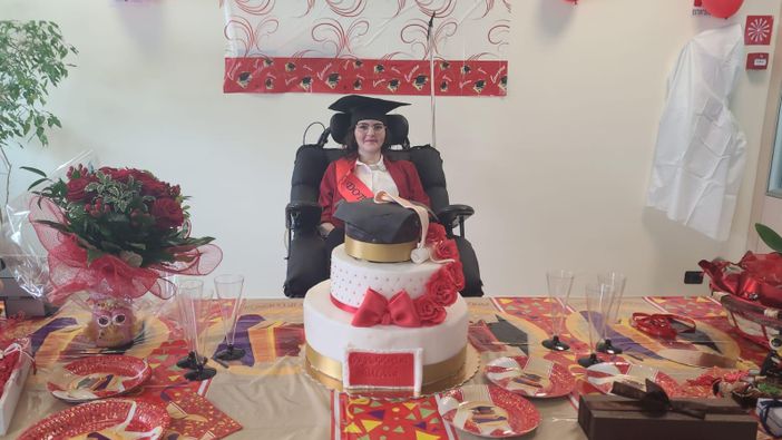 Un danno cerebrale ha tolto alle 25enne anche l'uso della parola