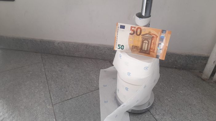 carta igienica e soldi carta igienica e soldi