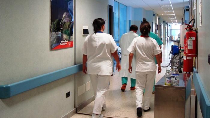 medici e infermieri in un corridoio di ospedale medici e infermieri in un corridoio di ospedale