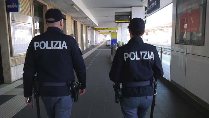 Pugno di ferro su treni e nelle stazioni: nelle vacanze controllate 9.646 persone, 3 arresti Pugno di ferro su treni e nelle stazioni: nelle vacanze controllate 9.646 persone, 3 arresti