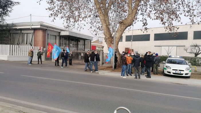 lavoratori in presidio davanti alla fabbrica
