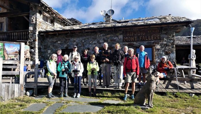 Persone che fanno trekking in una foto di gruppo