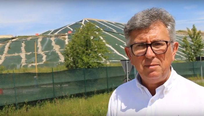 Il sindaco Claudio Castello davanti alla discarica