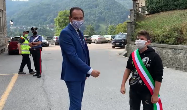 Alberto Cirio e un giovane studente