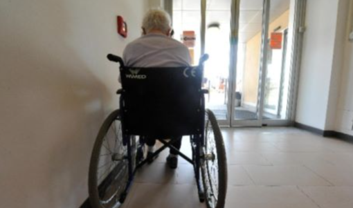 Vaccini anti Covid: "Ancora niente vaccino per mio padre, 97 anni, non autosufficiente" Vaccini anti Covid: "Ancora niente vaccino per mio padre, 97 anni, non autosufficiente"