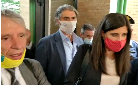 Chiara Appendino con l'avvocato Chiappero mentre esce dal tribunale