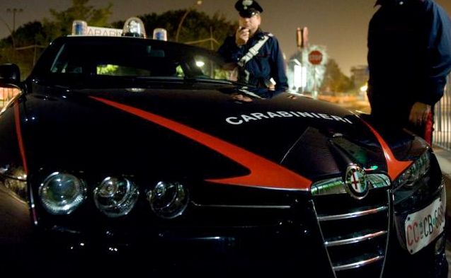 auto dei carabinieri di notte con due persone in divisa