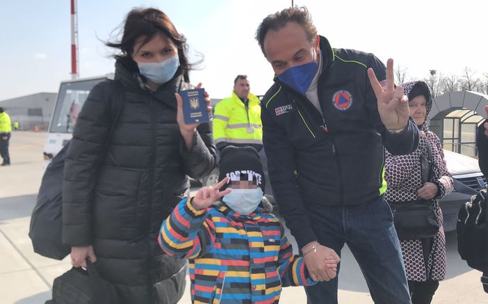 sbarco all'aeroporto dei bimbi malati sbarco all'aeroporto dei bimbi malati