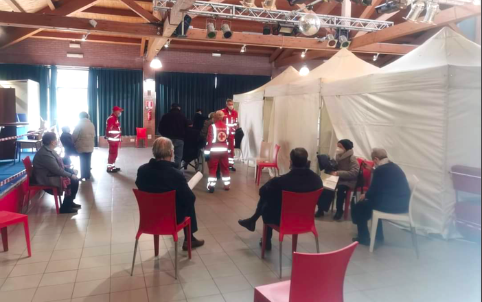 La Croce Rossa di Settimo Torinese durante le vaccinazioni al Centro Bosio La Croce Rossa di Settimo Torinese durante le vaccinazioni al Centro Bosio