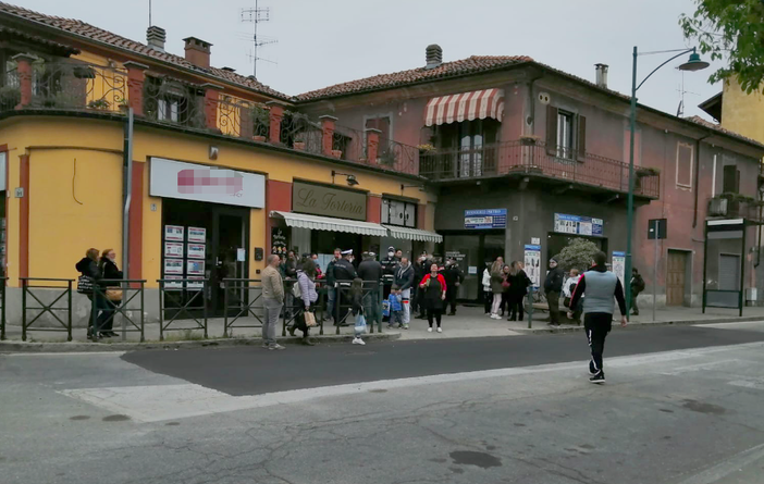 Continuano gli assembramenti davanti al bar di via Orti a Chivasso: il sindaco si rivolge al Prefetto