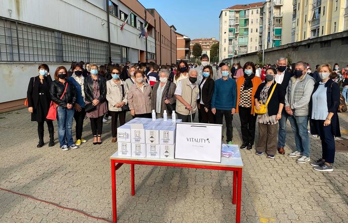 Una pianta nel cortile della scuola per inaugurare l'anno scolastico Una pianta nel cortile della scuola per inaugurare l'anno scolastico