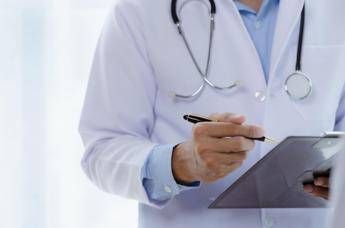 Uno studio svela i pericoli delle maniche lunghe negli ospedali, perché è meglio evitarle Uno studio svela i pericoli delle maniche lunghe negli ospedali, perché è meglio evitarle