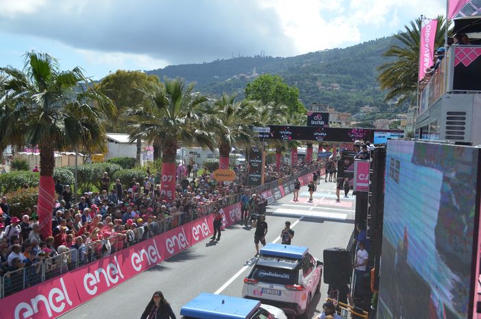 Giro d'Italia, il bilancio delle prime 9 tappe del direttore Vegni: "Spettacolo garantito. Sempre chiesto uno slittamento di una settimana, diminuisce il rischio" Giro d'Italia, il bilancio delle prime 9 tappe del direttore Vegni: "Spettacolo garantito. Sempre chiesto uno slittamento di una settimana, diminuisce il rischio"