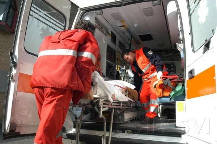 Un ferito è stato trasportato in ospedale in codice rosso Un ferito è stato trasportato in ospedale in codice rosso
