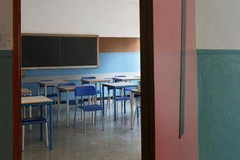 Bologna, a scuola media con il coltello minaccia i compagni: denunciato