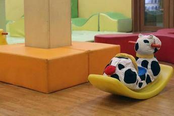Bimbi picchiati e insultati all'asilo nido, scatta divieto di dimora per 5 maestre