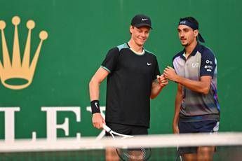 Sinner, preparativi per debutto ad Halle tra sorrisi e palleggi con Sonego - Il video Sinner, preparativi per debutto ad Halle tra sorrisi e palleggi con Sonego - Il video