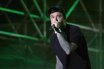 Fedez e Mr Marra denunciano in Procura: "Due finti poliziotti sono venuti a cercarci"