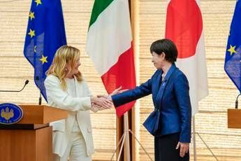 Italia-Giappone, Meloni e le bacchette a tavola: "Takaichi mi ha fatto i complimenti" Italia-Giappone, Meloni e le bacchette a tavola: "Takaichi mi ha fatto i complimenti"
